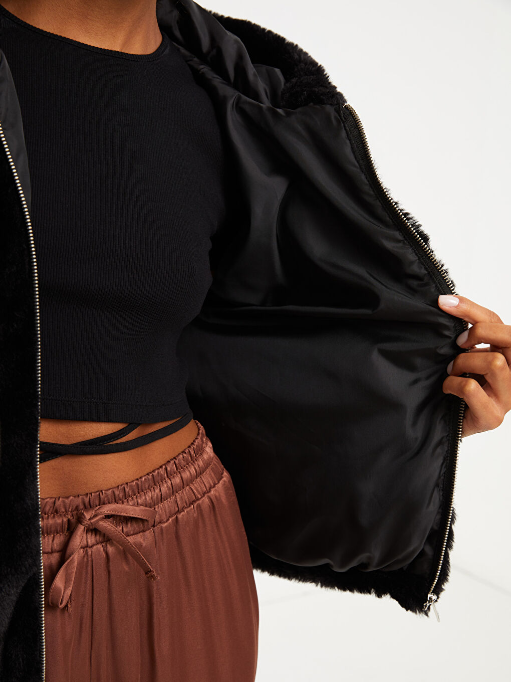 Siyah Kapüşonlu Düz Uzun Kollu Pelüş Kadın Mont-9