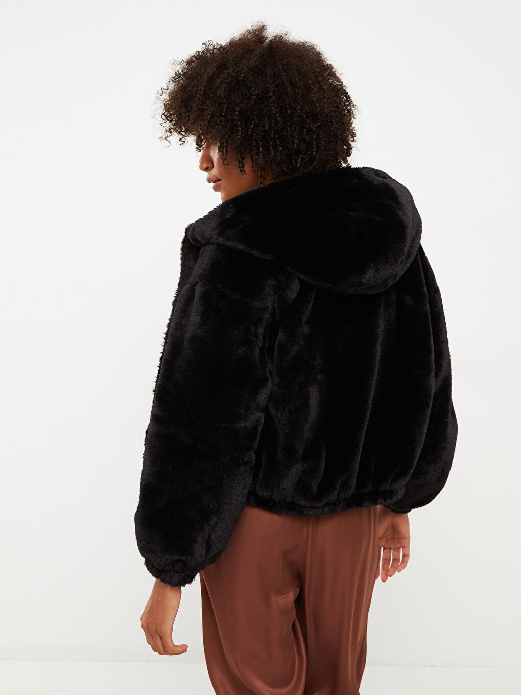 Siyah Kapüşonlu Düz Uzun Kollu Pelüş Kadın Mont-12