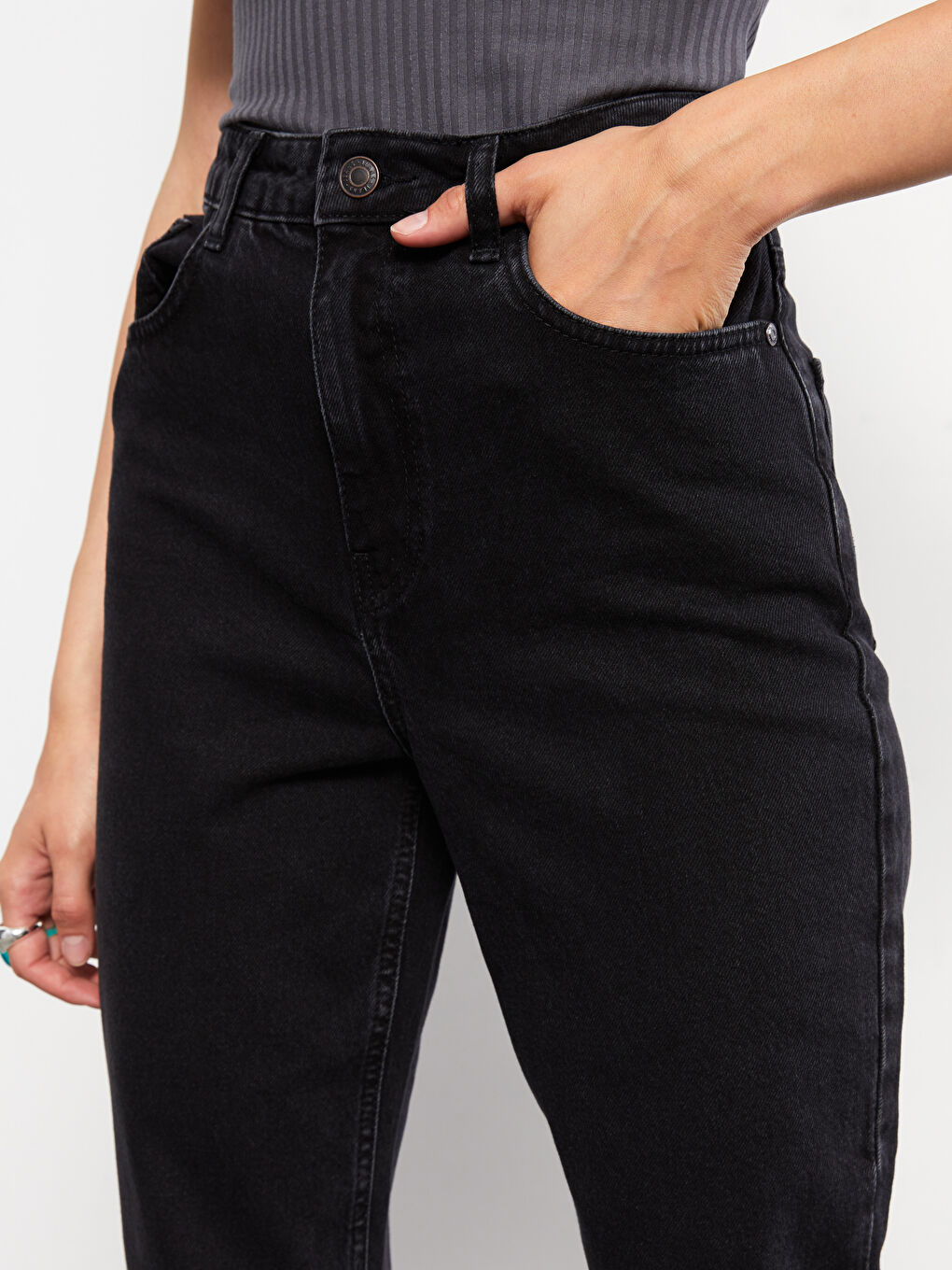 Siyah Yüksek Bel Mom Fit Düz Cep Detaylı Kadın Jean Pantolon-2