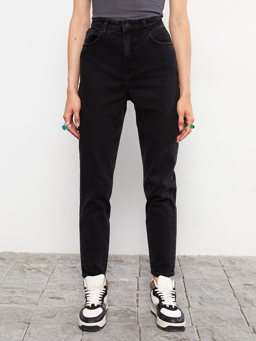 Siyah Yüksek Bel Mom Fit Düz Cep Detaylı Kadın Jean Pantolon-3