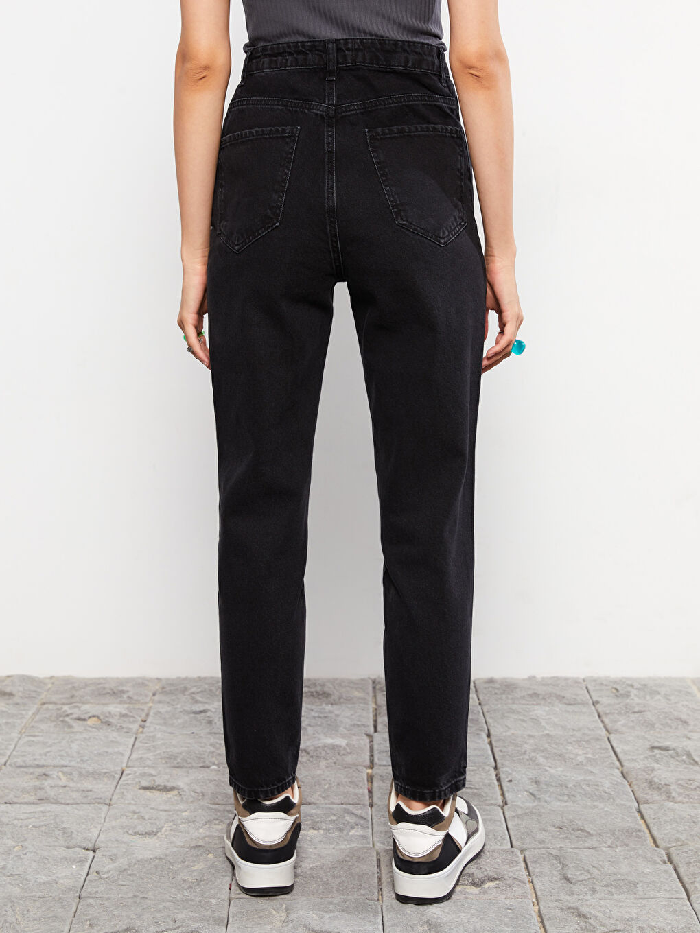 Siyah Yüksek Bel Mom Fit Düz Cep Detaylı Kadın Jean Pantolon-4