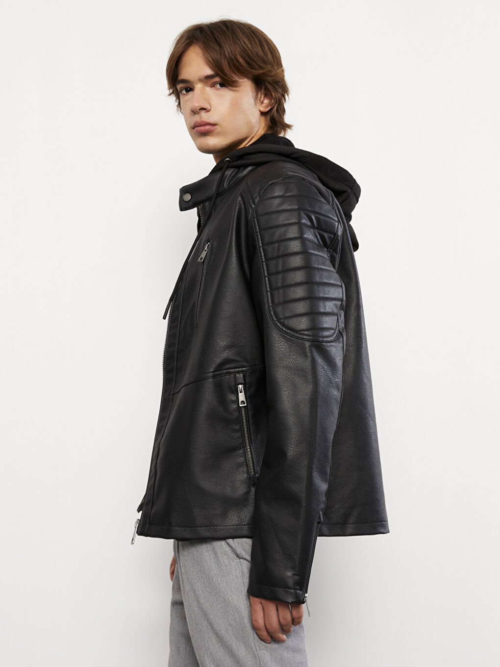 Siyah Standart Kalıp Kapüşonlu Erkek Deri Görünümlü Mont