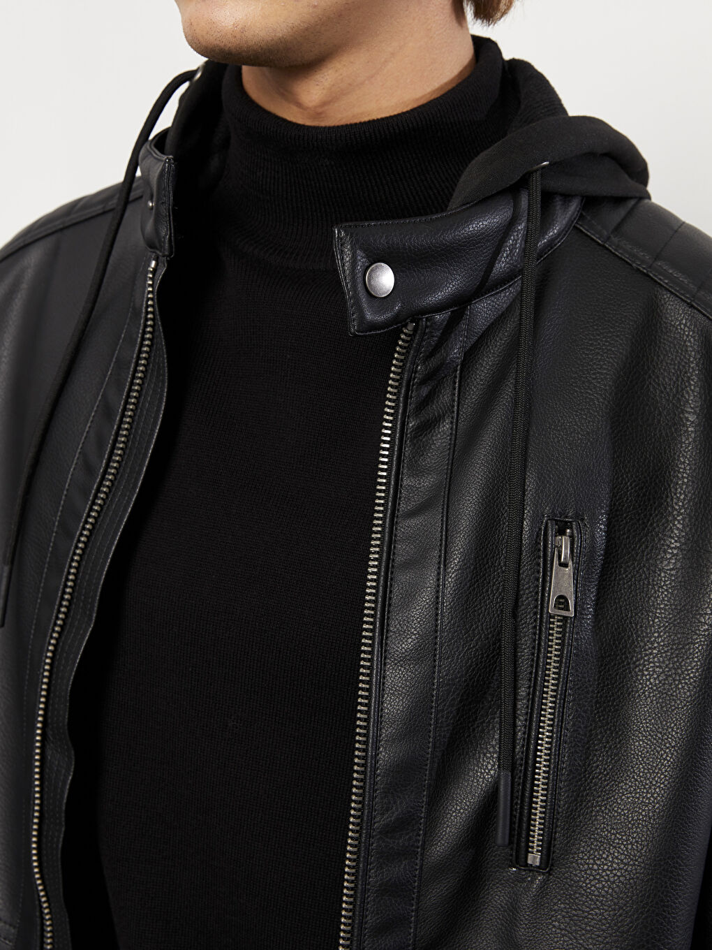 Siyah Standart Kalıp Kapüşonlu Erkek Deri Görünümlü Mont-3