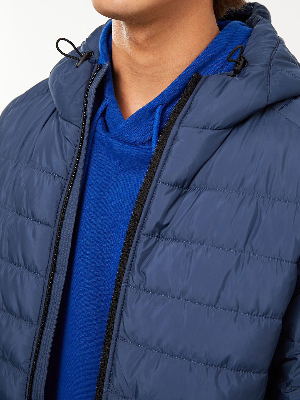 Muška puf jakna standardnog kroja s kapuljačom-3