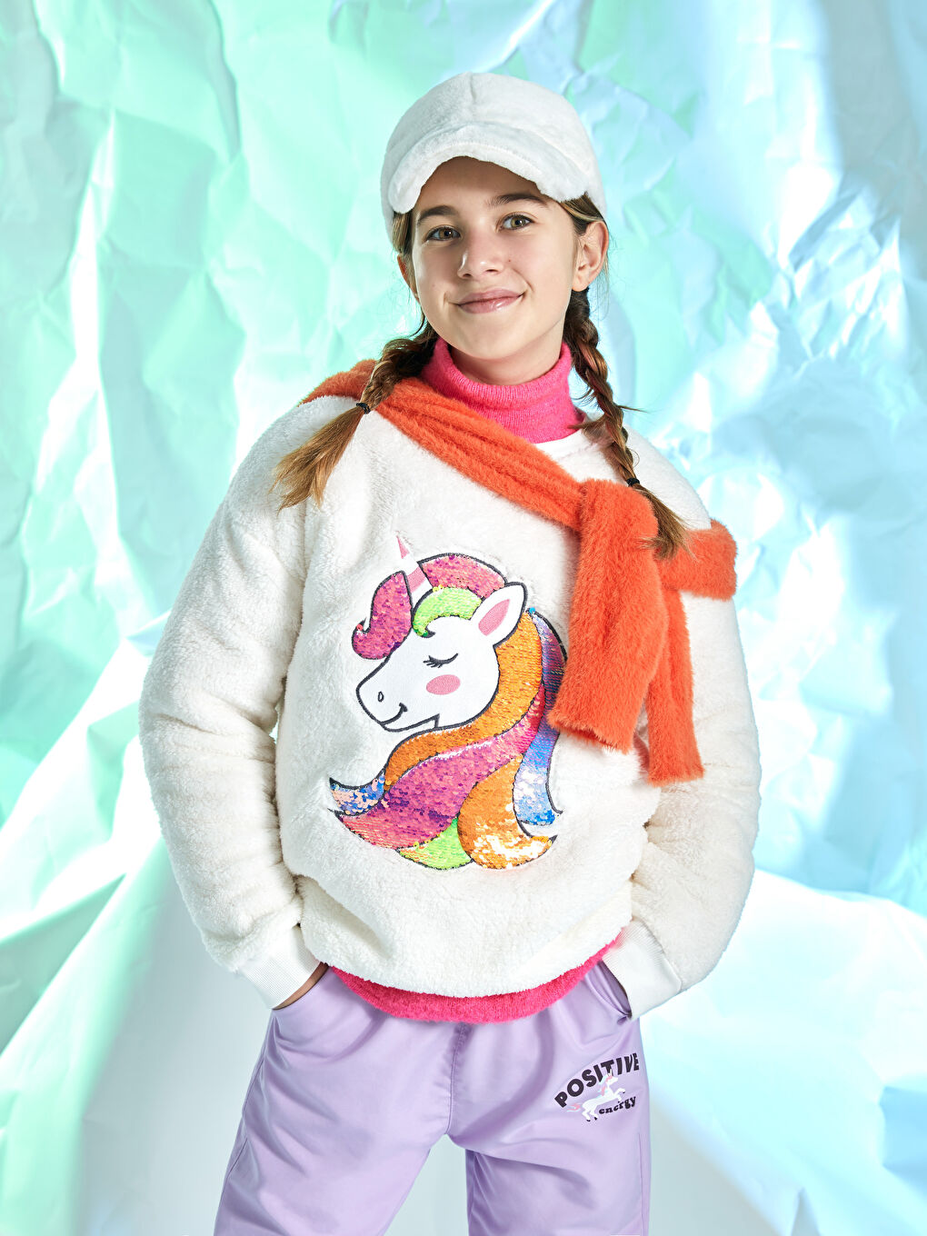 LCW Kids Crew Neck Embroidered Long Sleeve Plush Girl Sweatshirt -W24149Z4-R9J