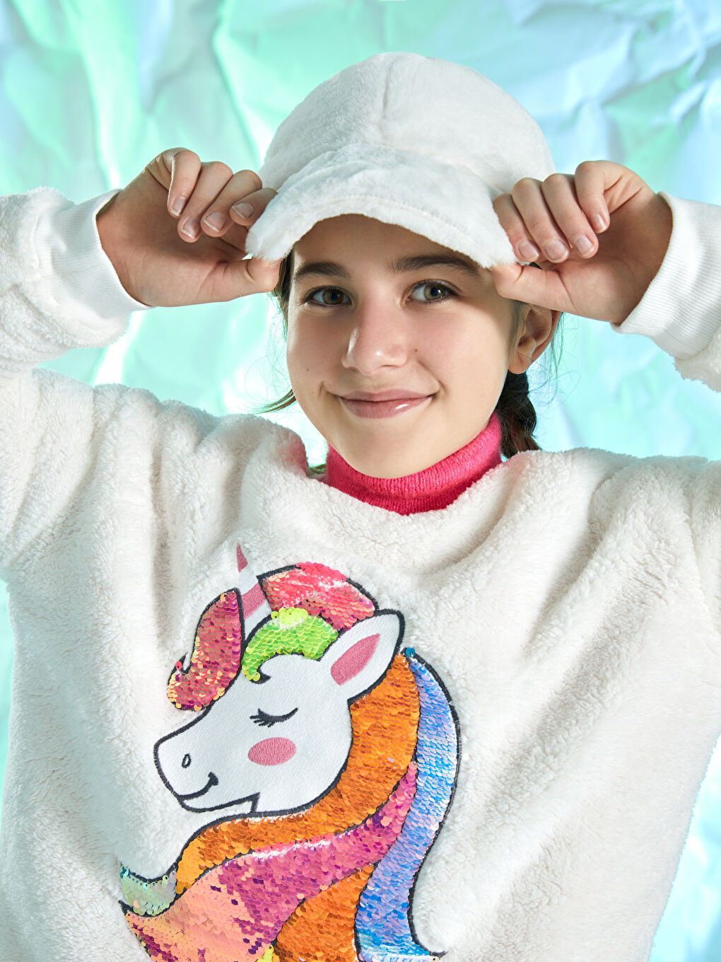 LCW Kids Crew Neck Embroidered Long Sleeve Plush Girl Sweatshirt -W24149Z4-R9J