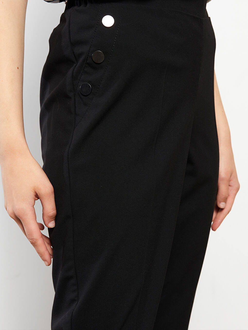 Jednostavne ženske pantalone standardnog kroja sa gumom na pojasu-2
