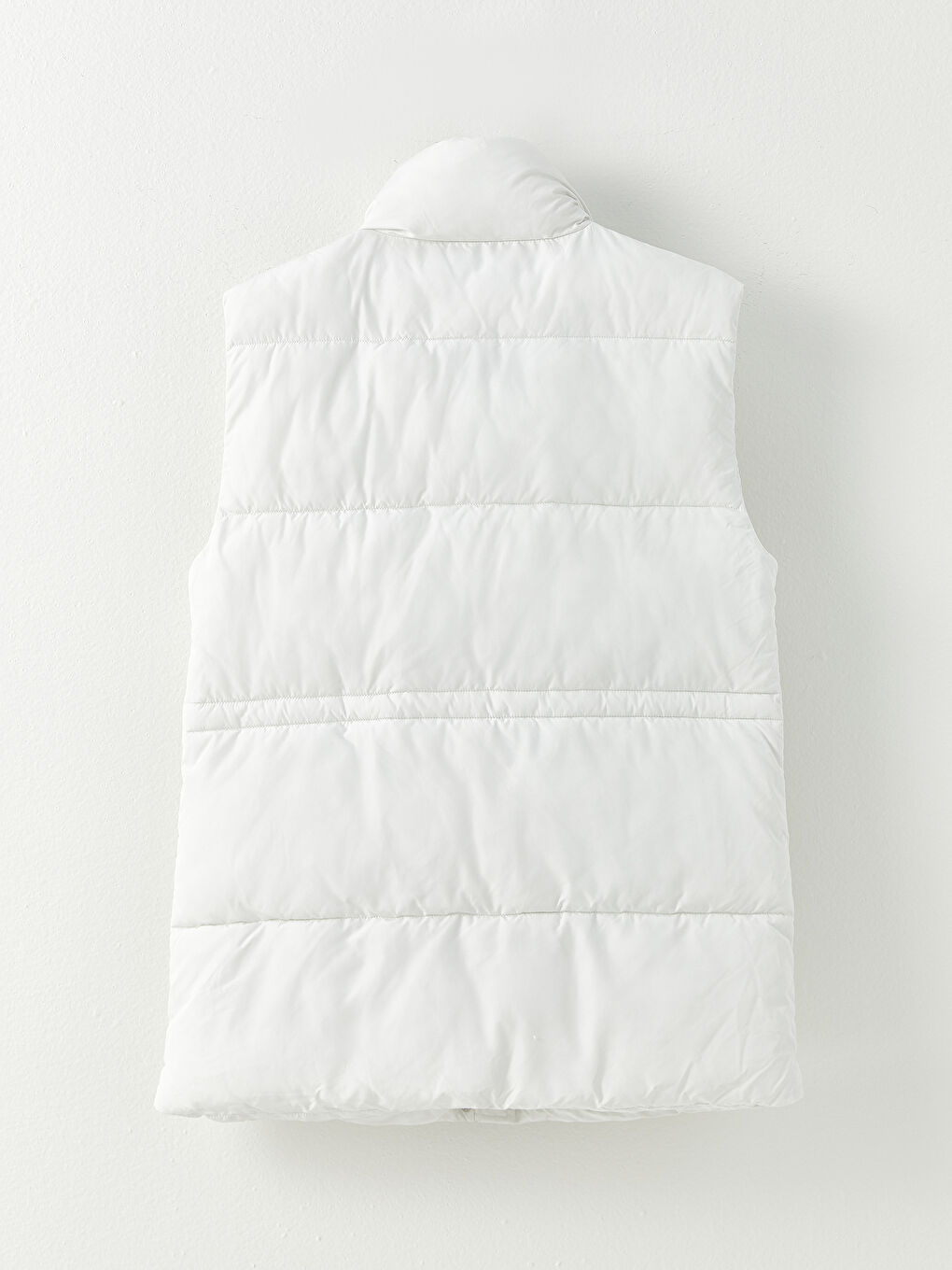 Женский дутый жилет с воротником-трубой и однотонным дизайном-7