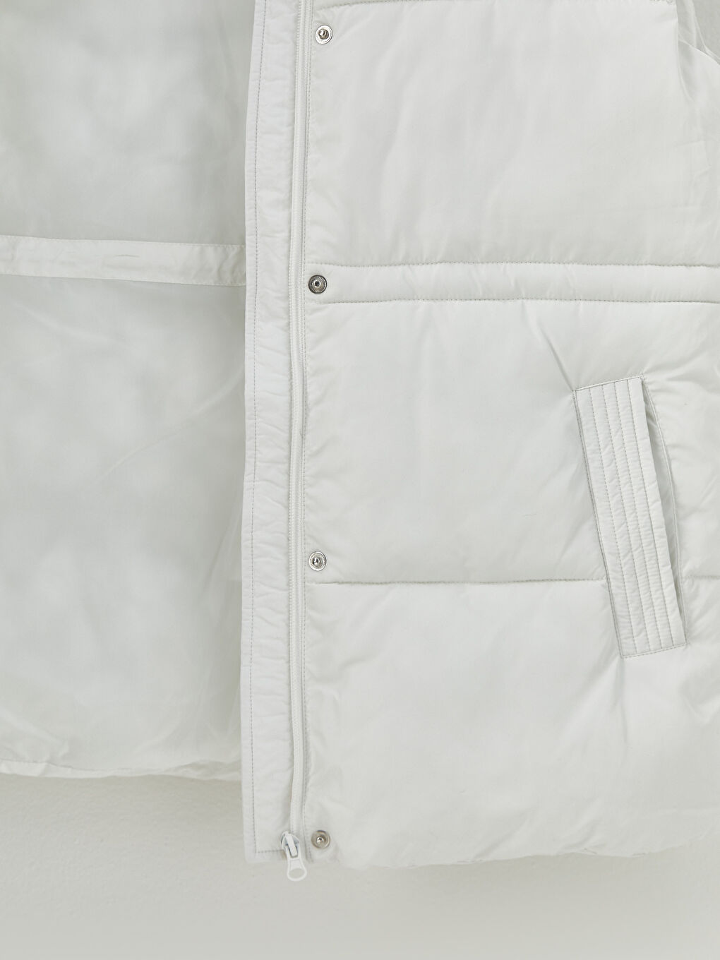 Женский дутый жилет с воротником-трубой и однотонным дизайном-8