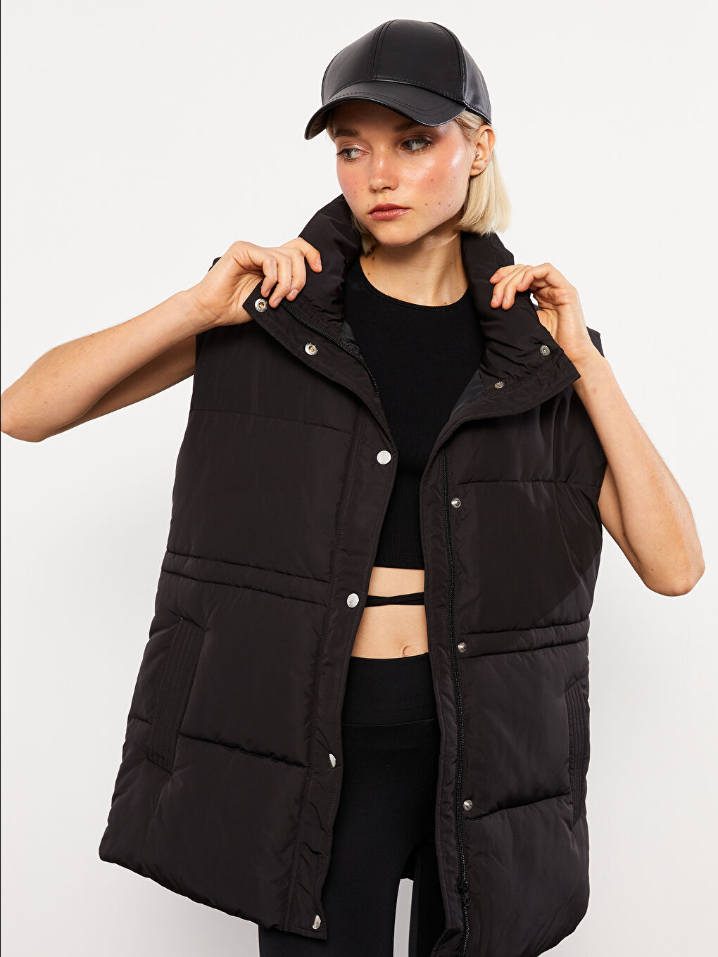 Женский дутый жилет с воротником-трубой и однотонным дизайном