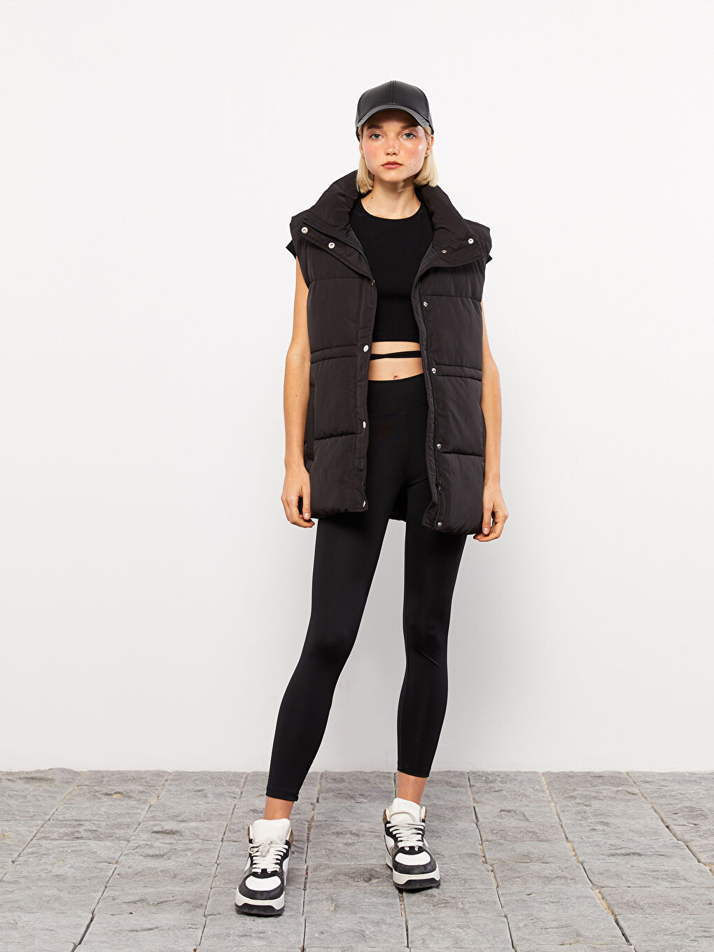 Женский дутый жилет с воротником-трубой и однотонным дизайном-1