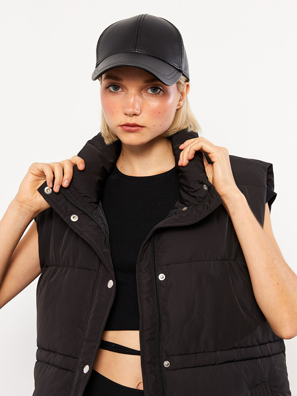 Женский дутый жилет с воротником-трубой и однотонным дизайном-2