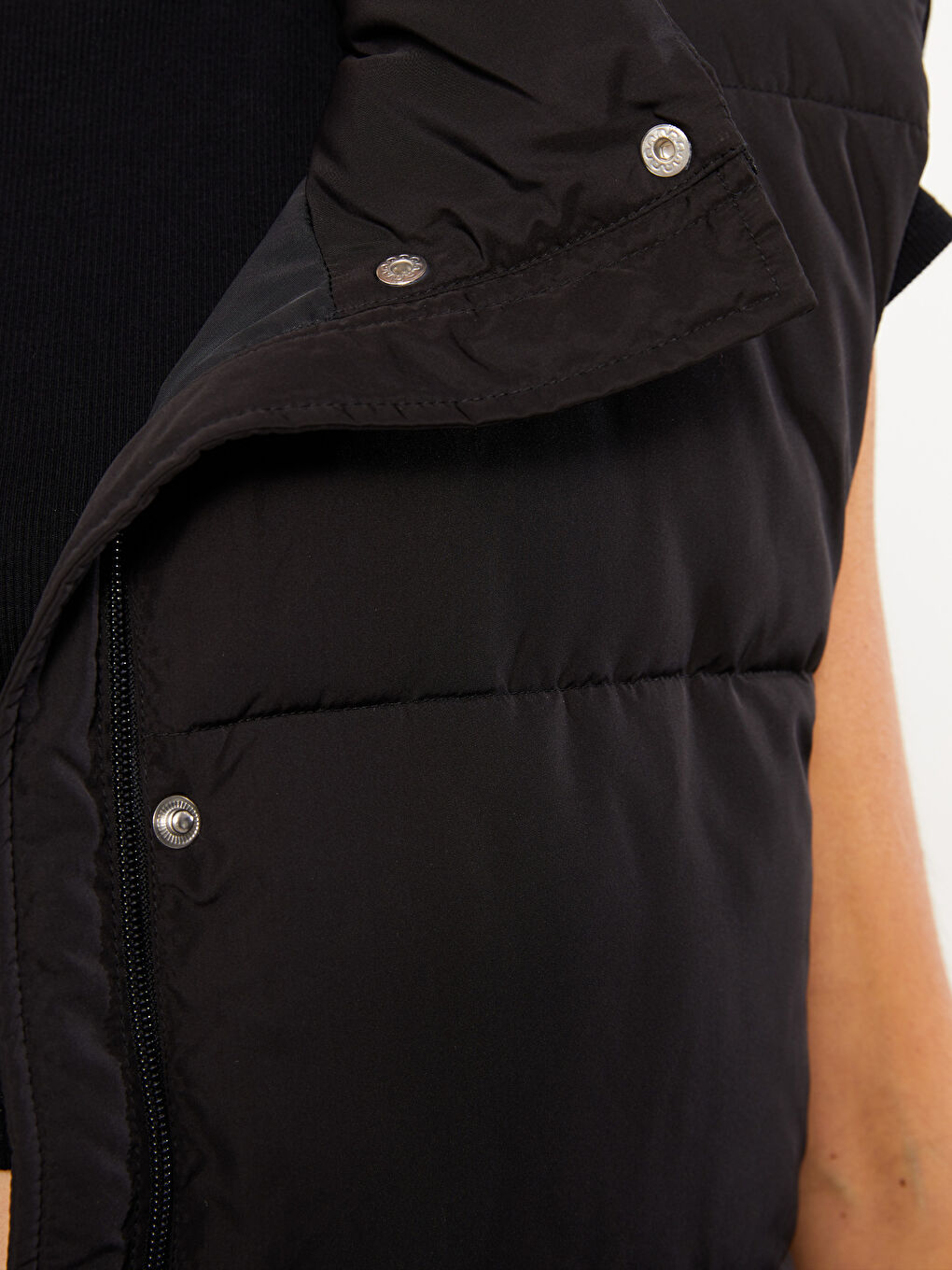 Женский дутый жилет с воротником-трубой и однотонным дизайном-3