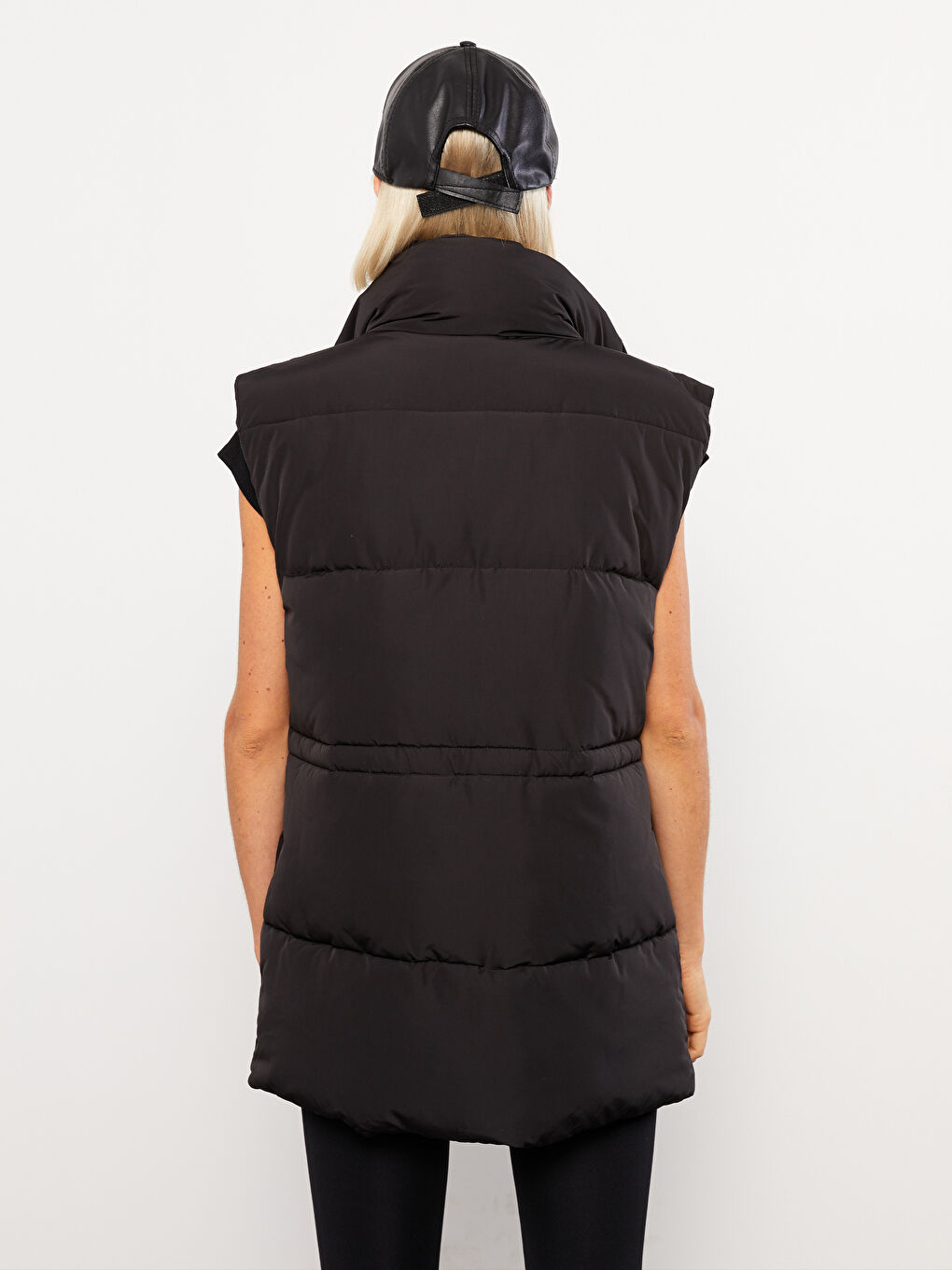 Женский дутый жилет с воротником-трубой и однотонным дизайном-5