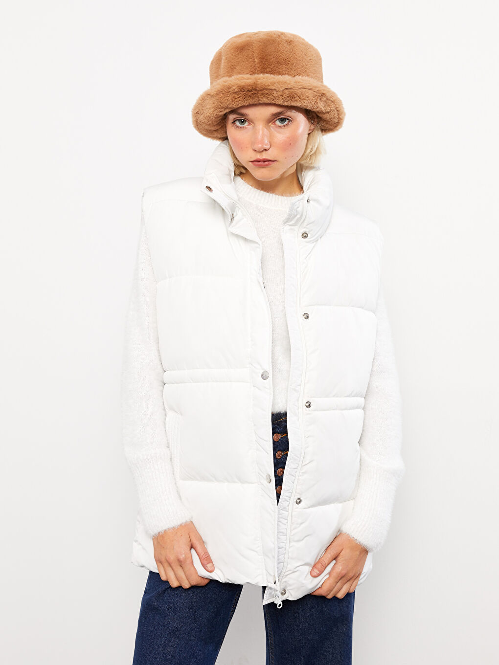 Женский дутый жилет с воротником-трубой и однотонным дизайном