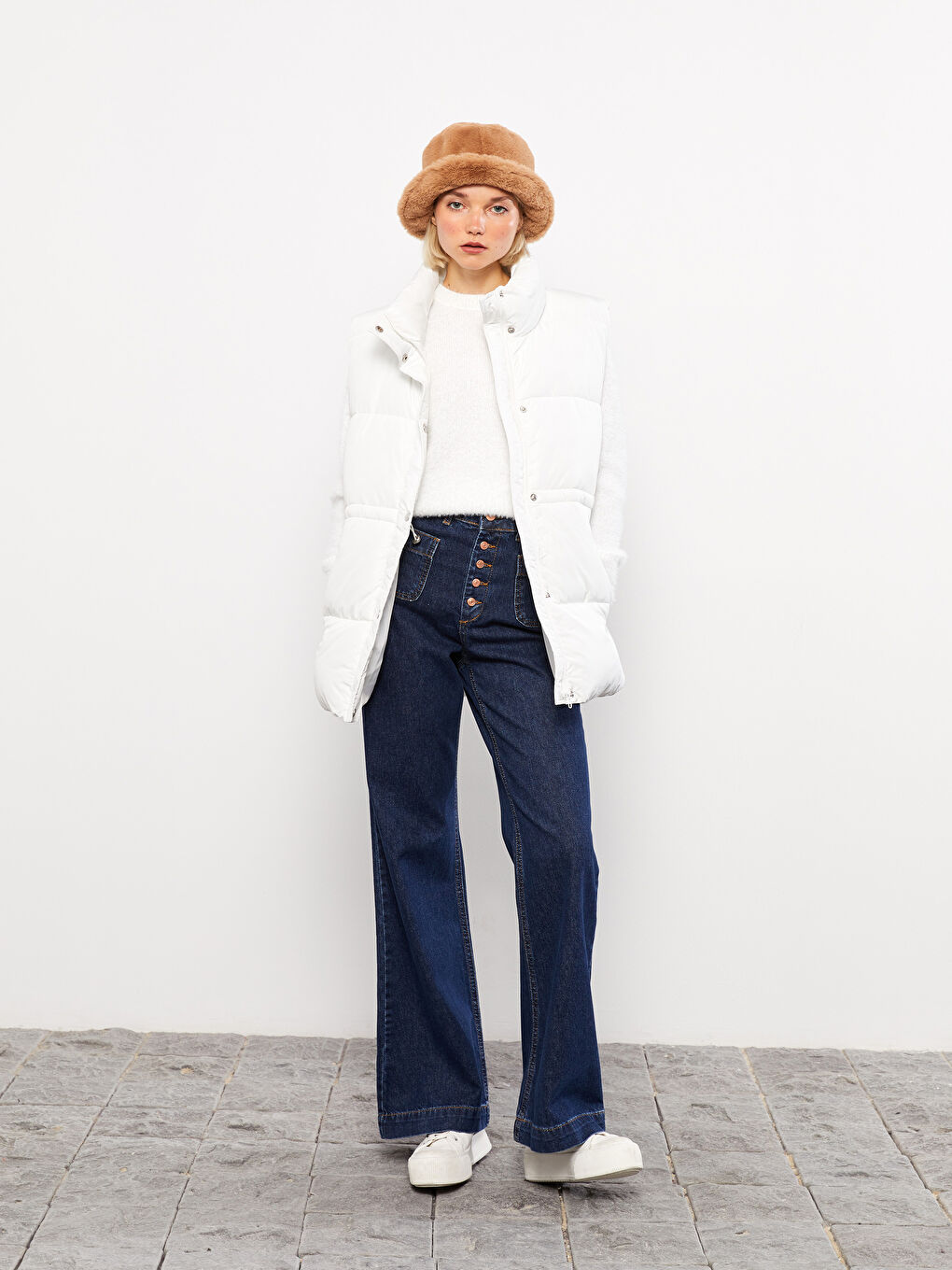 Женский дутый жилет с воротником-трубой и однотонным дизайном-1