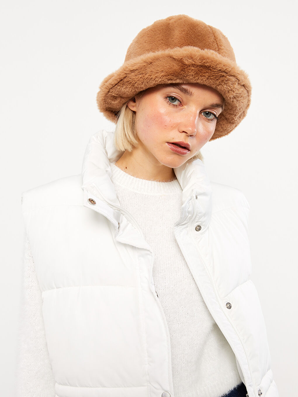 Женский дутый жилет с воротником-трубой и однотонным дизайном-2