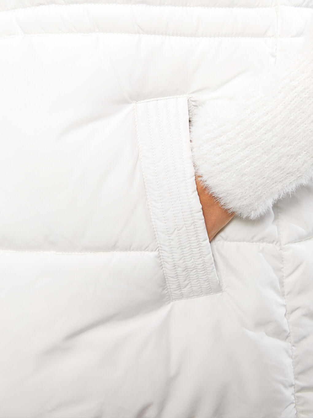 Женский дутый жилет с воротником-трубой и однотонным дизайном-3