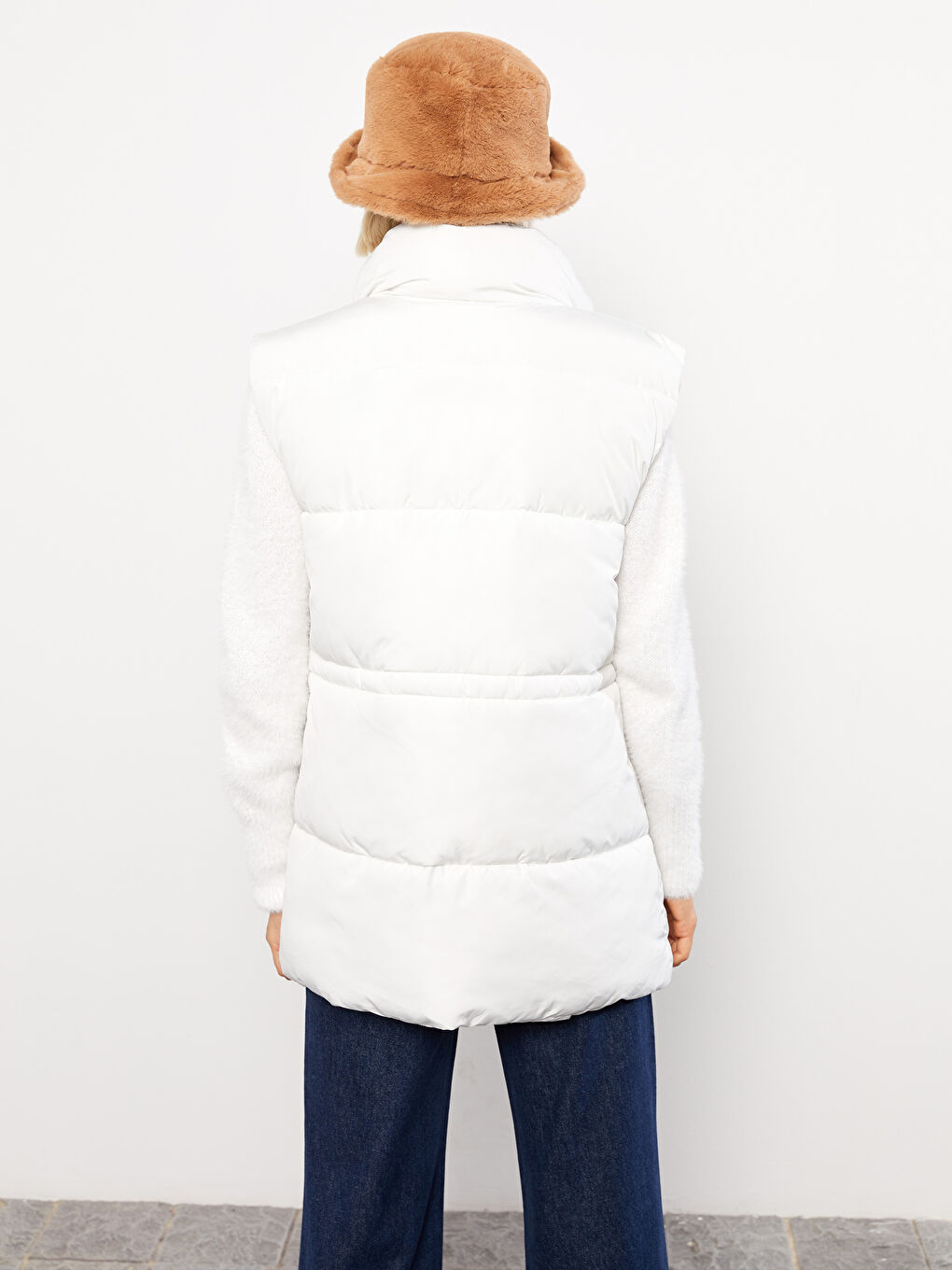 Женский дутый жилет с воротником-трубой и однотонным дизайном-5