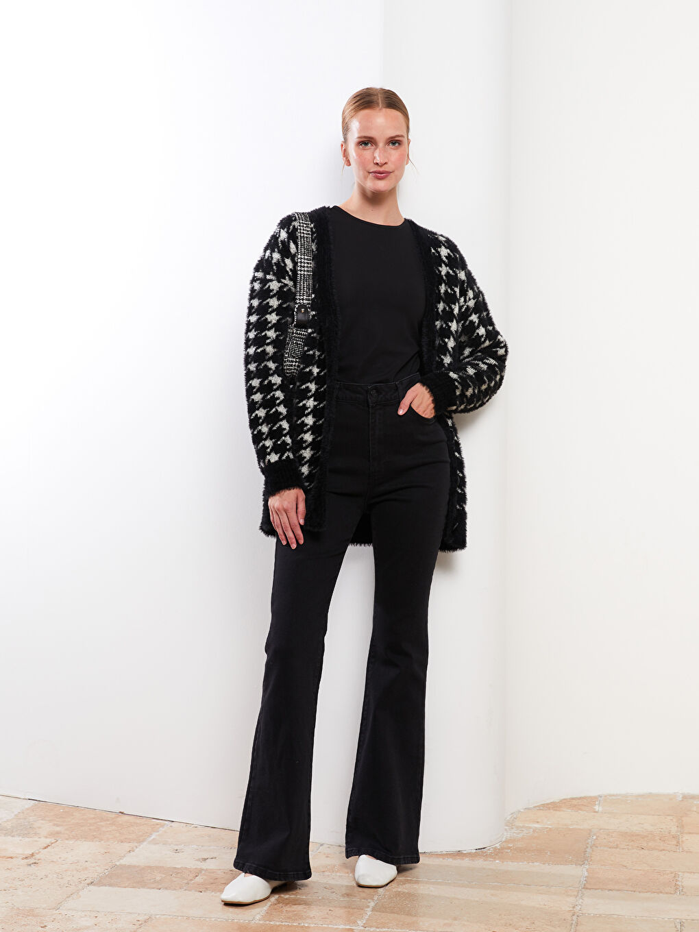 Siyah V Yaka Desenli Kadın Triko Hırka