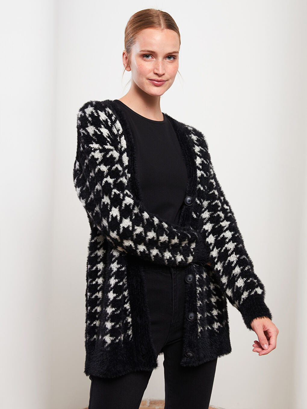 Siyah V Yaka Desenli Kadın Triko Hırka-1