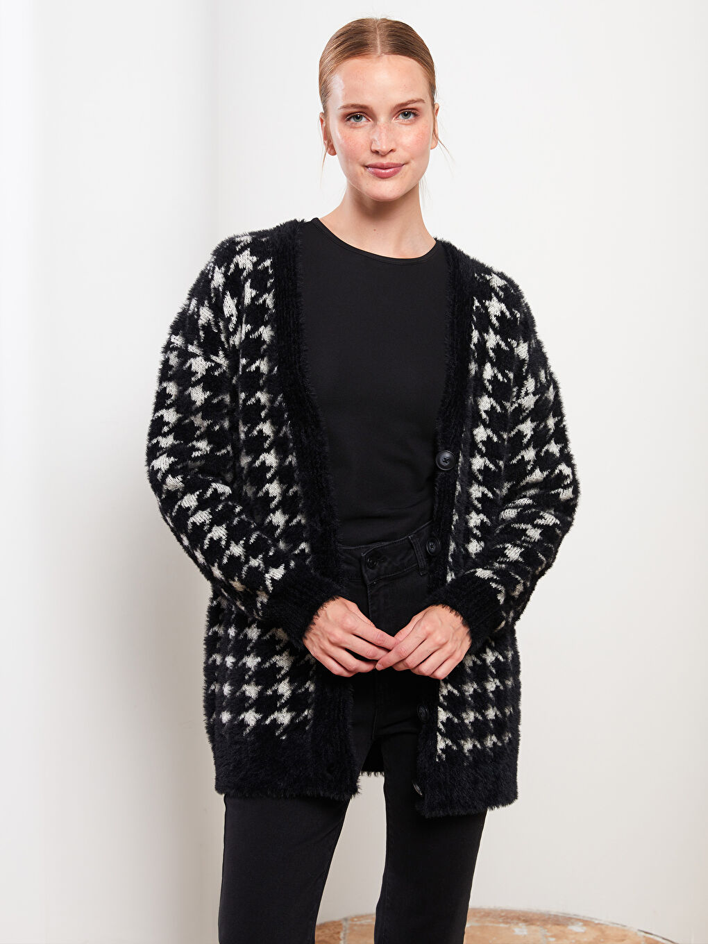 Siyah V Yaka Desenli Kadın Triko Hırka-2