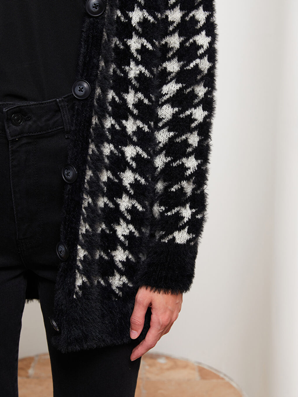 Siyah V Yaka Desenli Kadın Triko Hırka-3