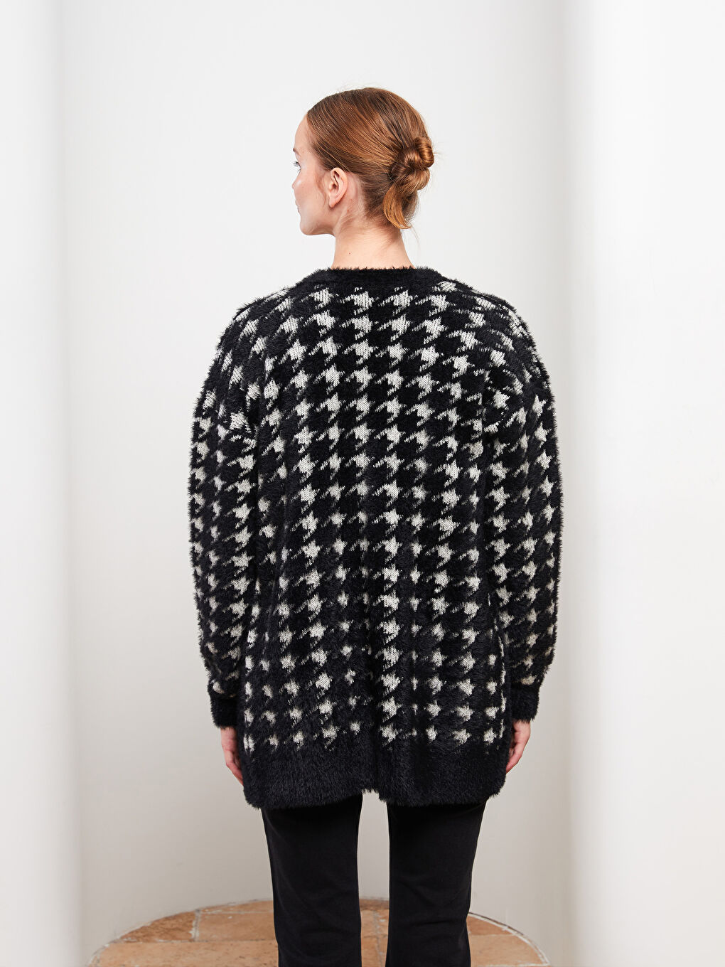 Siyah V Yaka Desenli Kadın Triko Hırka-4