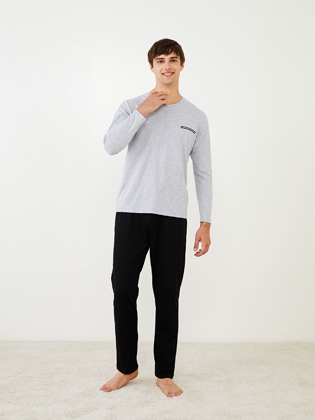 طقم بيجامة رجالي بقصة عادية