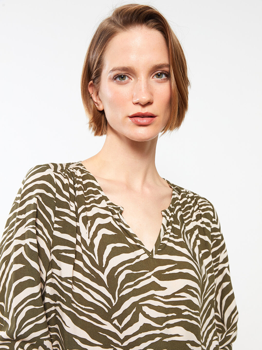 LCWAIKIKI Classic Bluza ženska sa izrezom, dezenirana, dugih rukava -W24624Z8-LS6