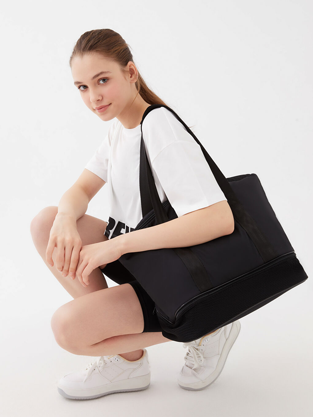 Siyah Paraşüt Kumaş Yazı Baskılı Kadın Spor Çantası