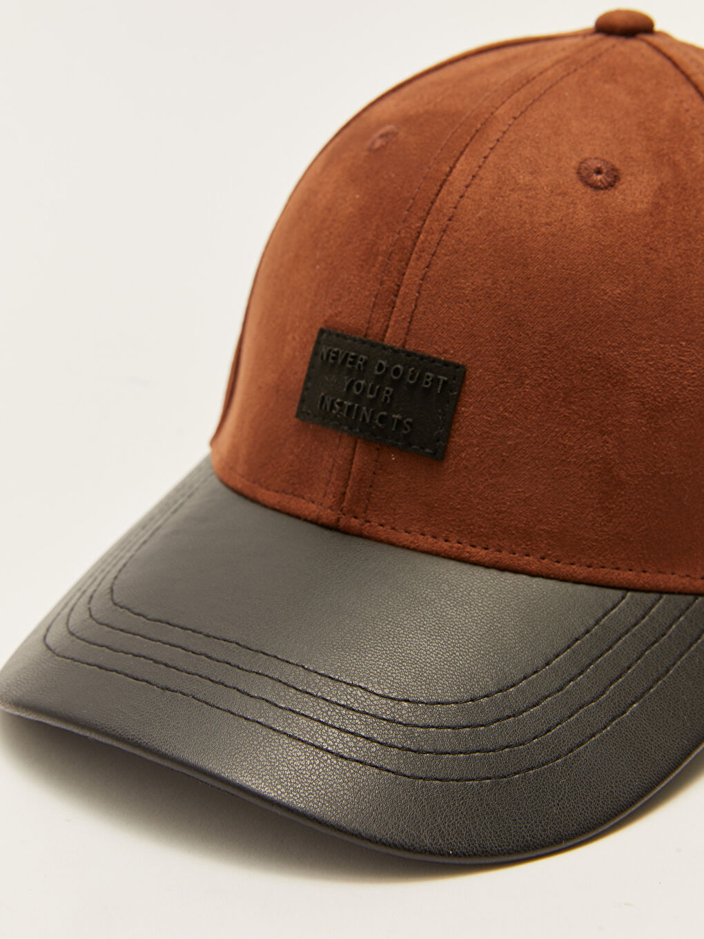 Casquette Homme en Suède à Étiquette Imprimée-5