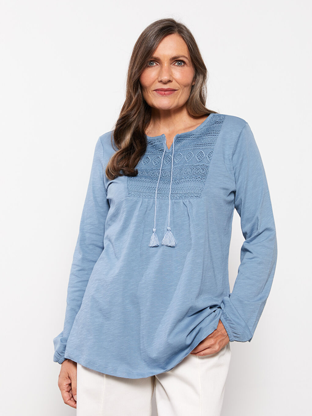 Mavi Bağlamalı Yaka Nakışlı Uzun Kollu Kadın Bluz