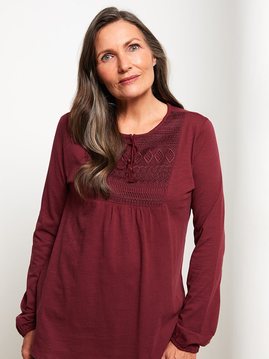 بلوزة نسائية بأكمام طويلة مع رقبة مربوطة ومطرزة