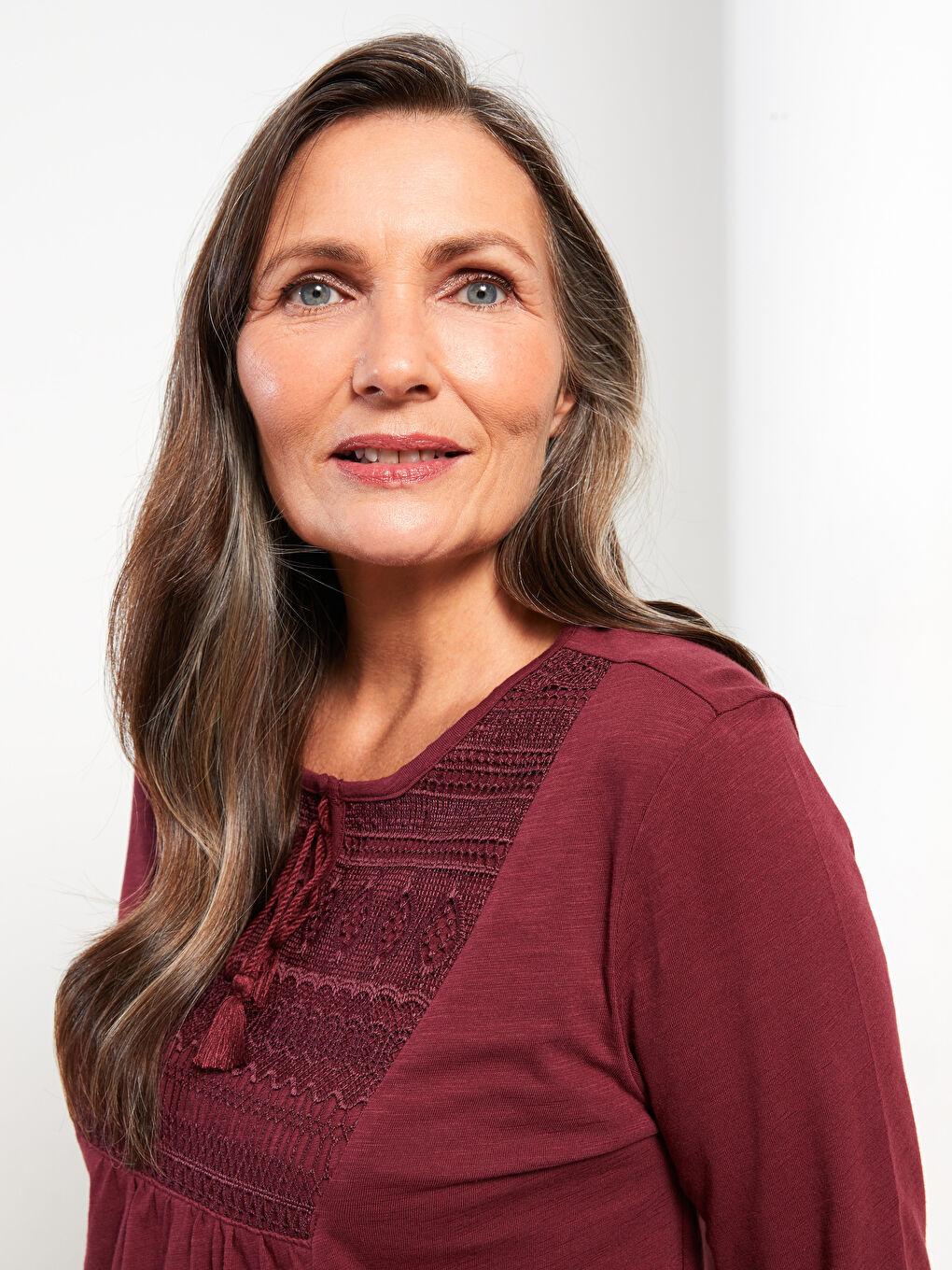 بلوزة نسائية بأكمام طويلة مع رقبة مربوطة ومطرزة-3