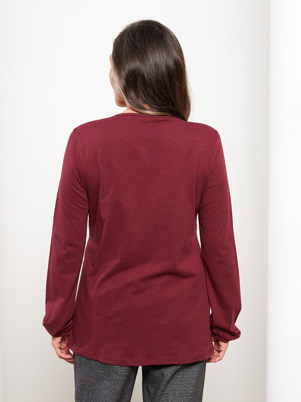 بلوزة نسائية بأكمام طويلة مع رقبة مربوطة ومطرزة-4