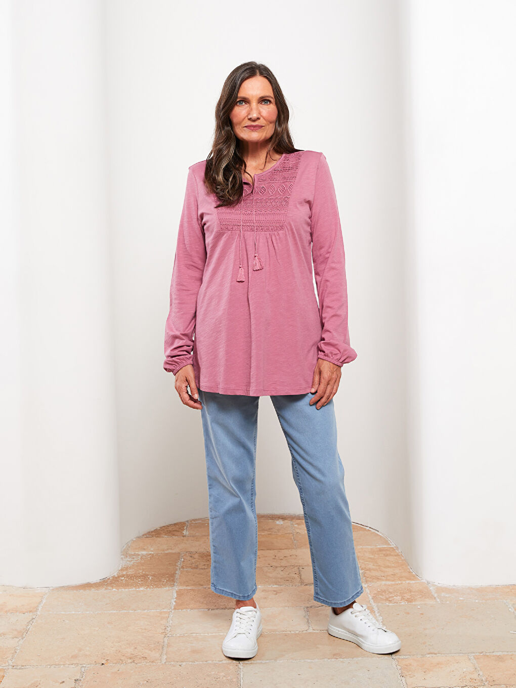 Pembe Bağlamalı Yaka Nakışlı Uzun Kollu Kadın Bluz
