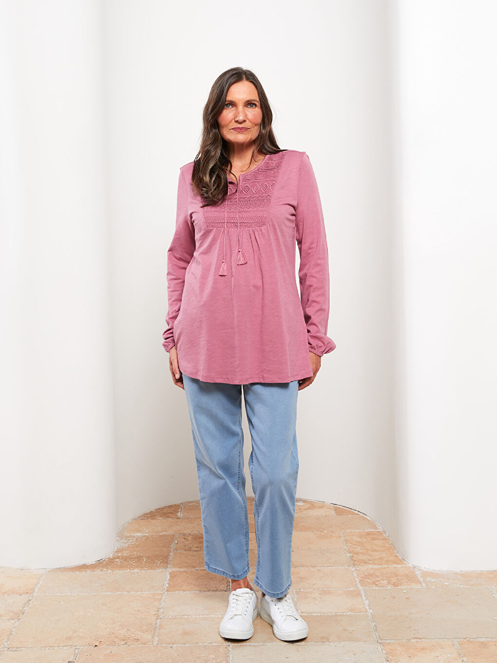 Pembe Bağlamalı Yaka Nakışlı Uzun Kollu Kadın Bluz-1