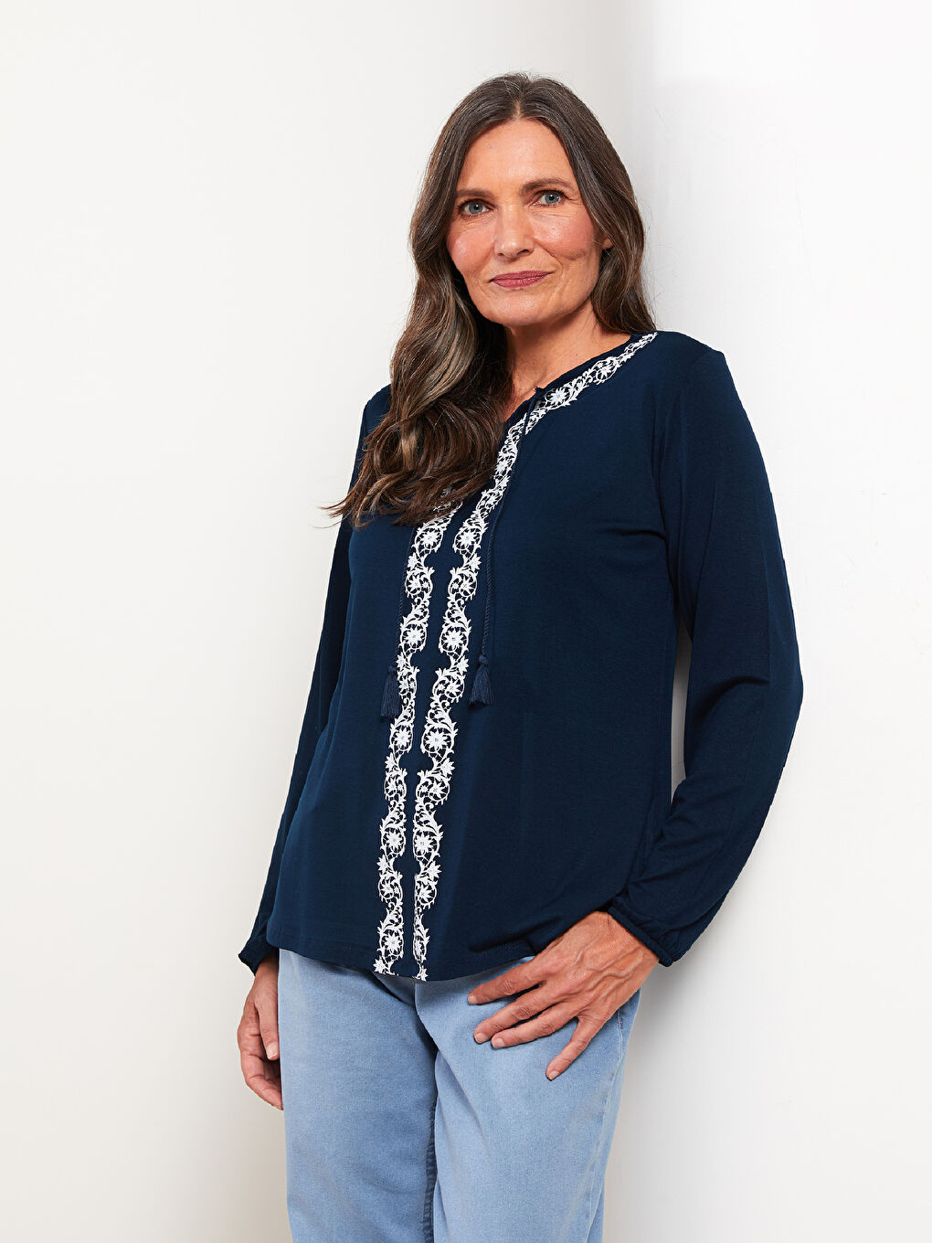 Lacivert Bağlamalı Yaka Nakışlı Uzun Kollu Kadın Tişört