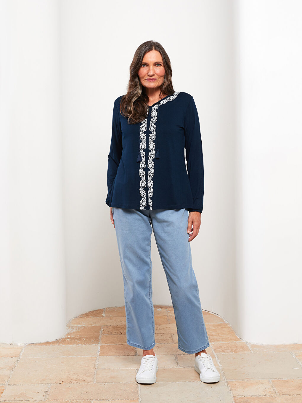 Lacivert Bağlamalı Yaka Nakışlı Uzun Kollu Kadın Tişört-1