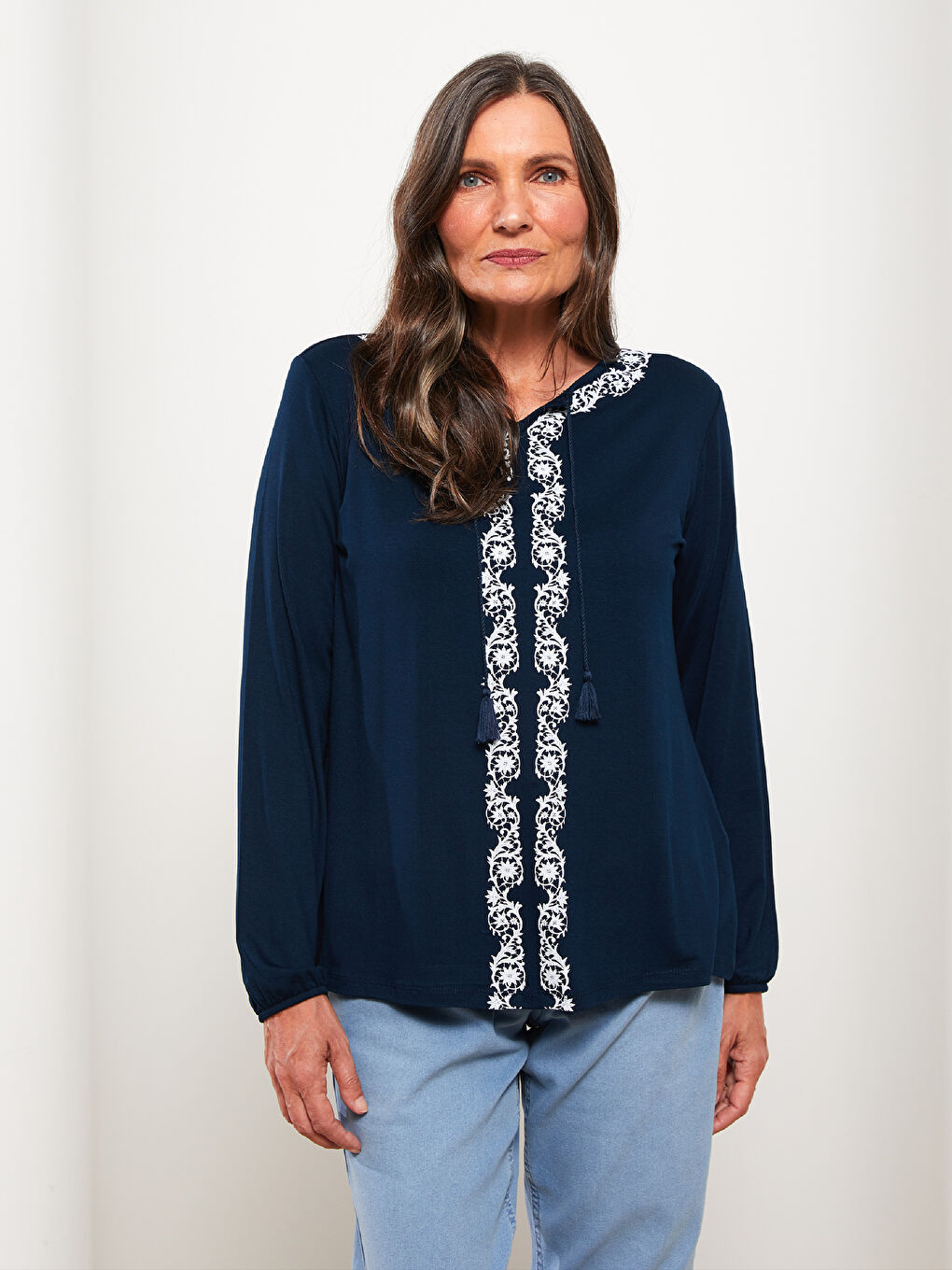 Lacivert Bağlamalı Yaka Nakışlı Uzun Kollu Kadın Tişört-2