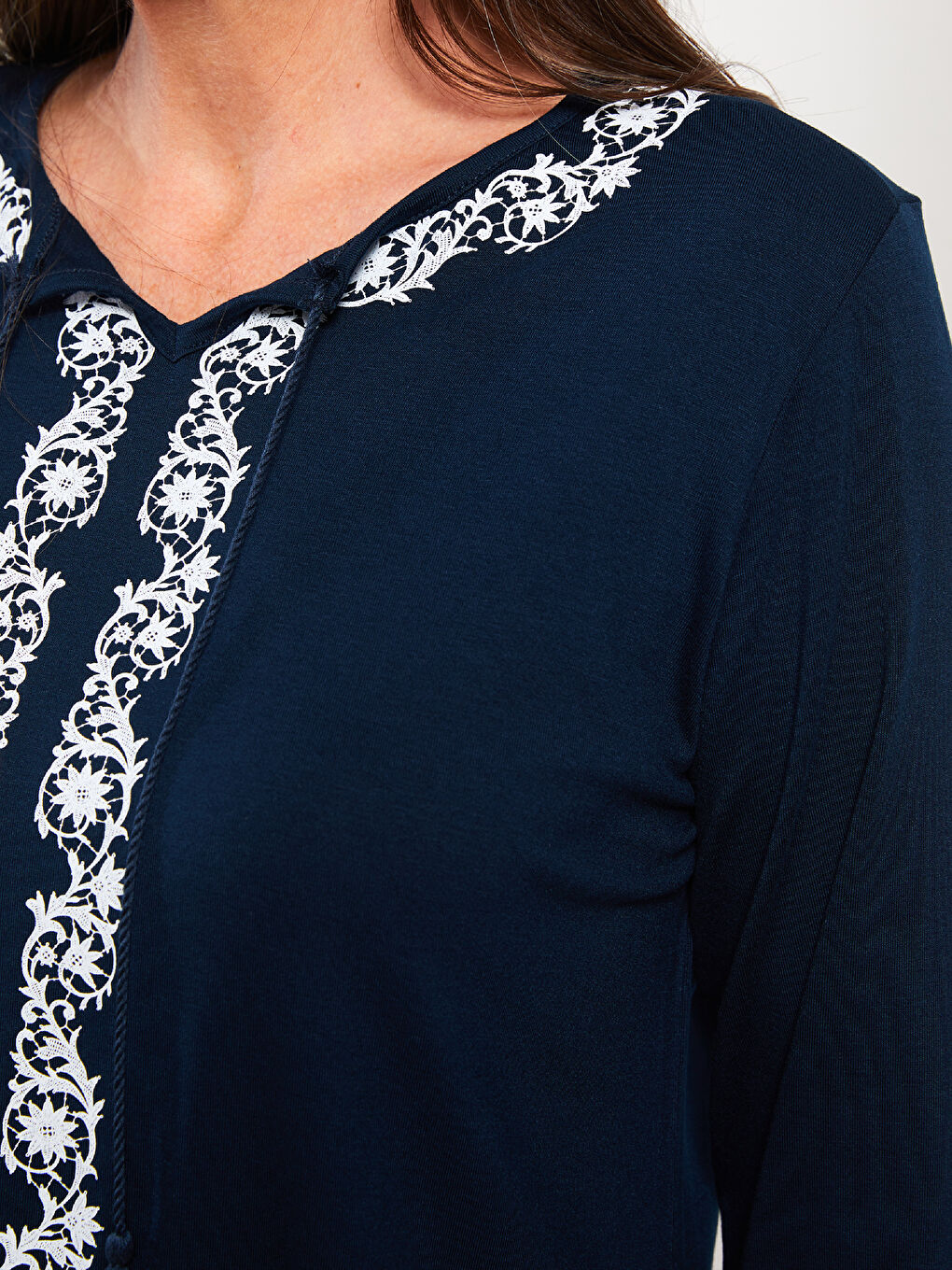 Lacivert Bağlamalı Yaka Nakışlı Uzun Kollu Kadın Tişört-3