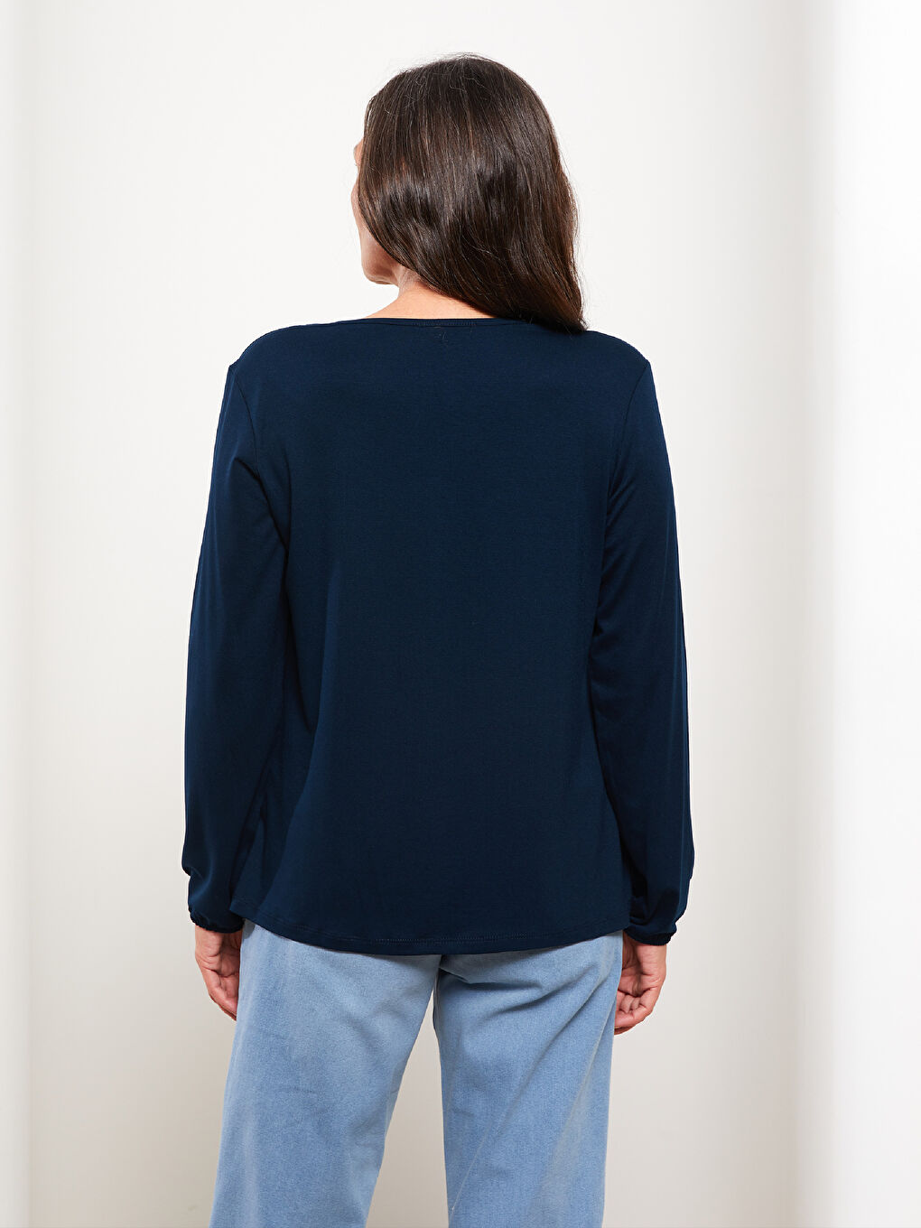 Lacivert Bağlamalı Yaka Nakışlı Uzun Kollu Kadın Tişört-4