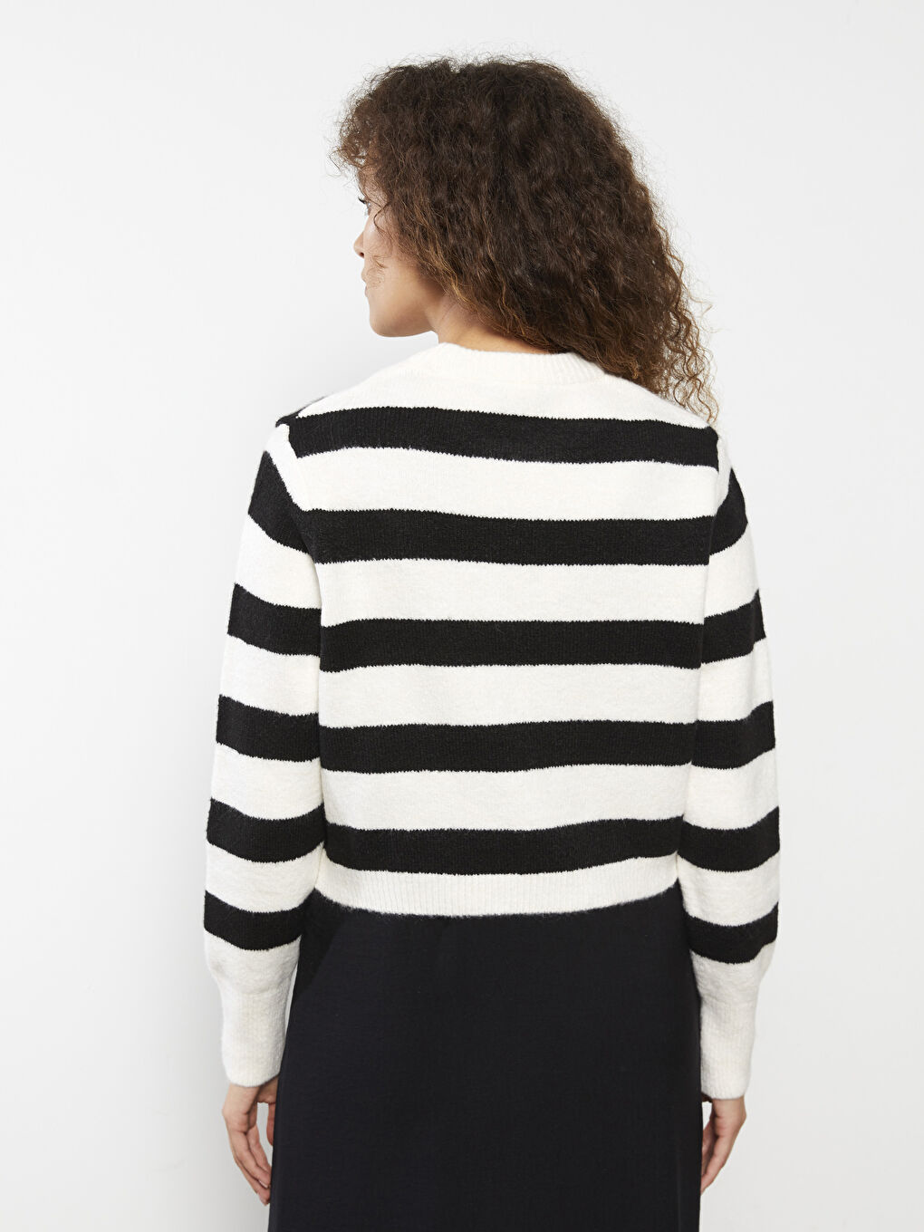 Свитер из трикотажа с воротником-труба, полосатый, с длинным рукавом, кроп для женщин-4
