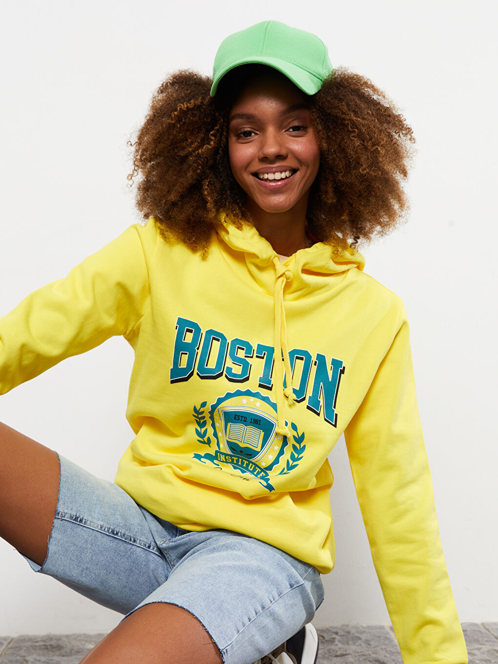 Sarı Kapüşonlu Baskılı Uzun Kollu Kadın Sweatshirt