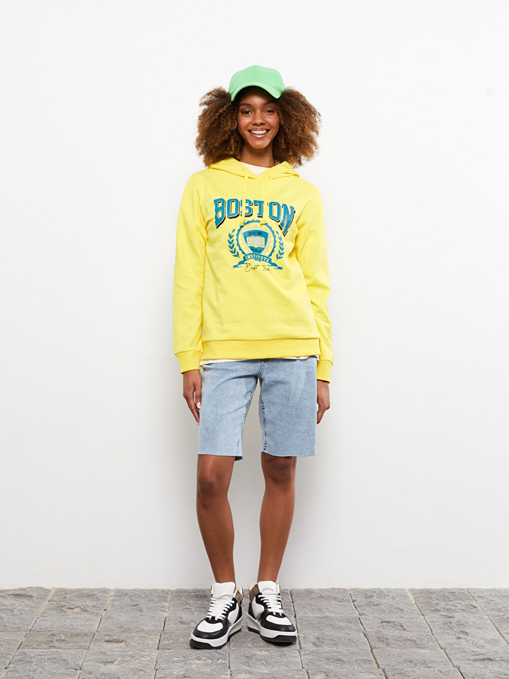 Sarı Kapüşonlu Baskılı Uzun Kollu Kadın Sweatshirt-4