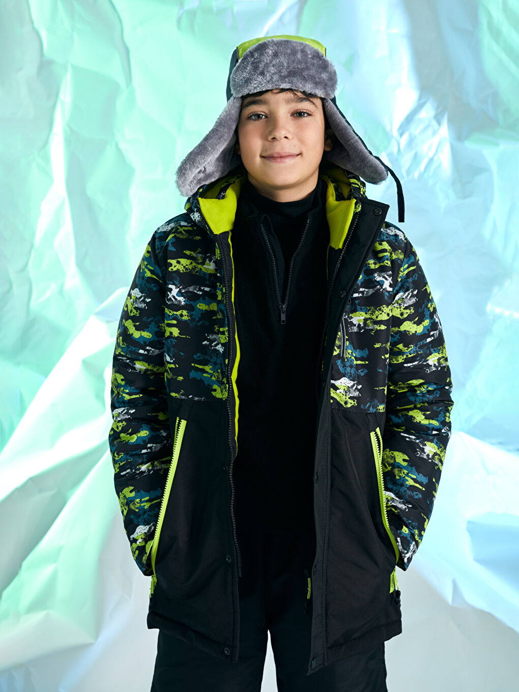 LCW Kids Siyah Kapüşonlu Baskılı Erkek Çocuk Kayak Montu
