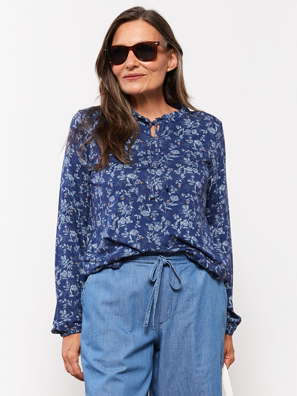 Lacivert Bağlamalı Yaka Çiçekli Uzun Kollu Kadın Tişört