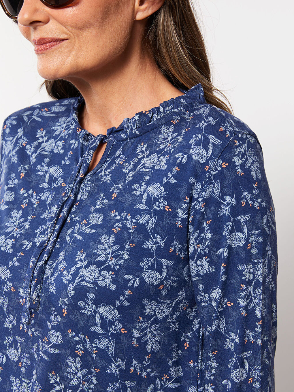 Lacivert Bağlamalı Yaka Çiçekli Uzun Kollu Kadın Tişört-3