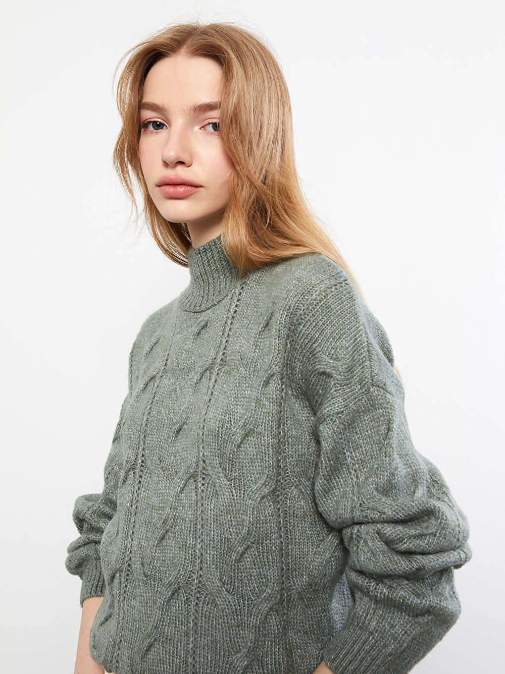 بلوفر تريكو حريمي بكم طويل بنصف ياقة مدورة ونقشة ذاتية